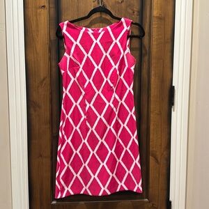 Women’s size 6, dress hot pink white
Like new and very pretty.